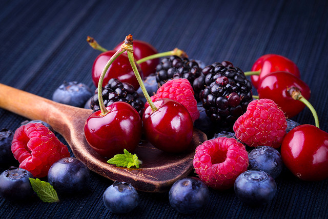 Spoon berries wooden spoon blue free wallpaper for desktop - medium preview image