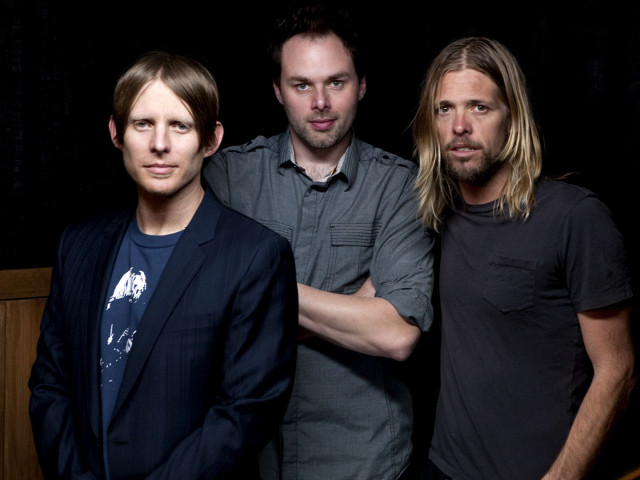 Three men dark room black free wallpaper for desktop - medium preview image