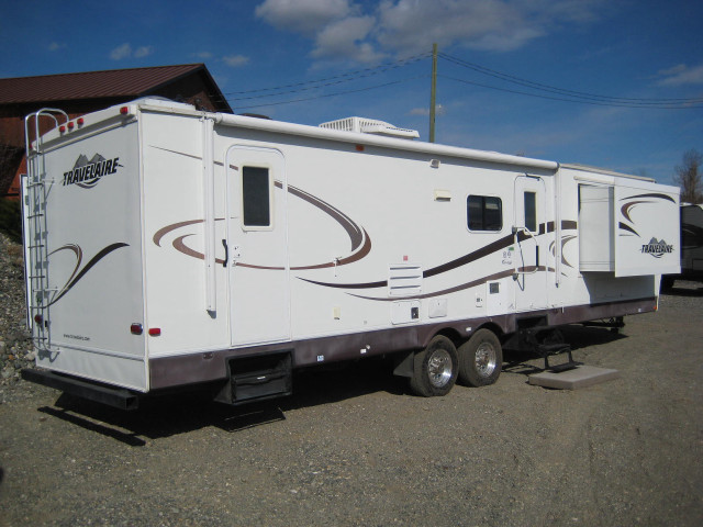 Trailer parked lot building cloudy free wallpaper for desktop - medium preview image