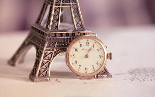 Small clock eiffel tower table free wallpaper for desktop - medium preview image