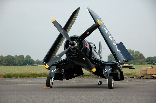 Small airplane propellers airport runway free wallpaper for desktop - medium preview image