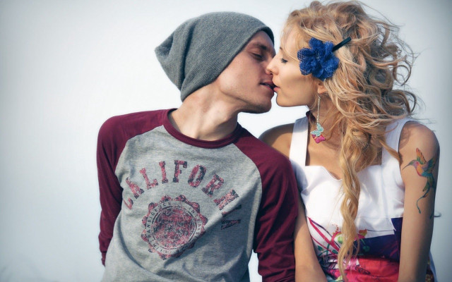 Man woman kissing hat scarf free wallpaper for desktop - medium preview image