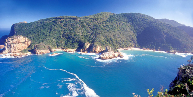 Beach mountain water foreground scenery free wallpaper for desktop - medium preview image