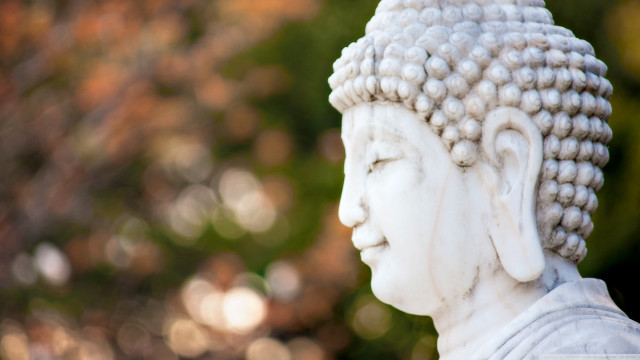 White statue person head balls free wallpaper for desktop - medium preview image