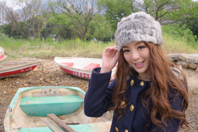 Young woman boat beach hat free wallpaper for desktop - medium preview image