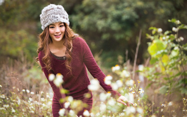 Woman field flowers hat smiling free wallpaper for desktop - medium preview image