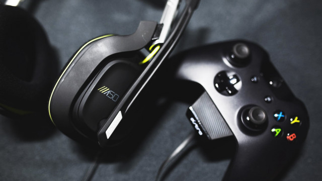 Gaming controller headphones closeup black free wallpaper for desktop - medium preview image