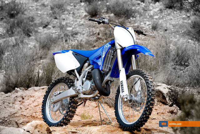 Blue white dirt bike desert free wallpaper for desktop - medium preview image