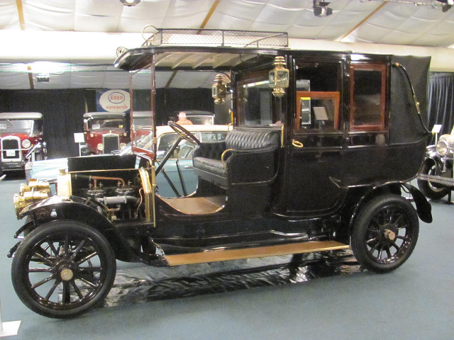 Old model car museum exhibit free wallpaper for desktop - medium preview image