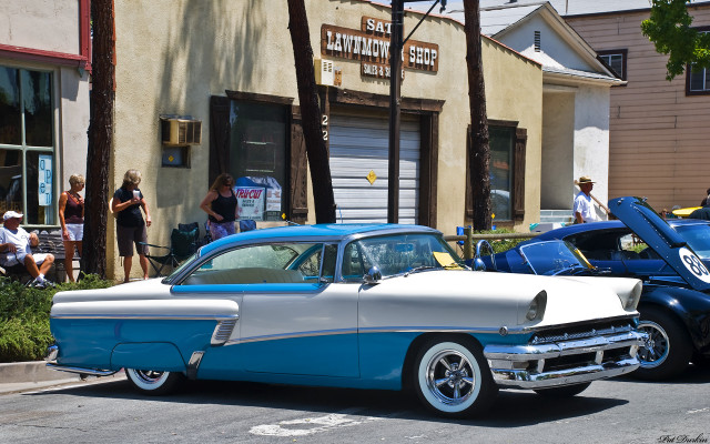 Blue white car parked building free wallpaper for desktop - medium preview image