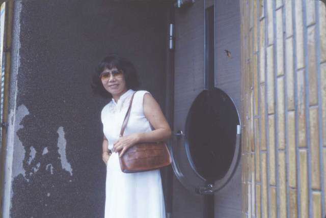 Woman white dress brown purse free wallpaper for desktop - medium preview image