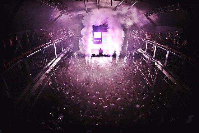 Crowd stage smoke light gathering free wallpaper for desktop - medium preview image