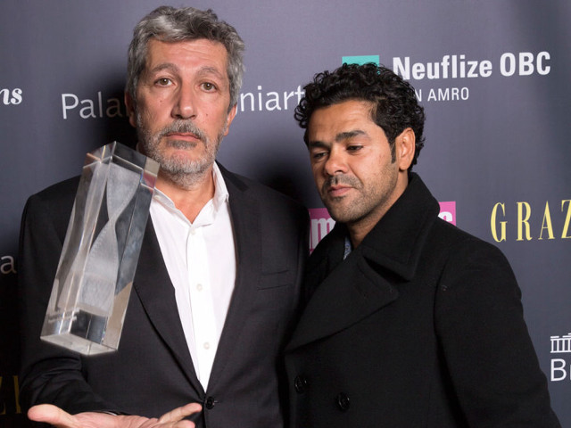 Men award plaque standing holding free wallpaper for desktop - medium preview image