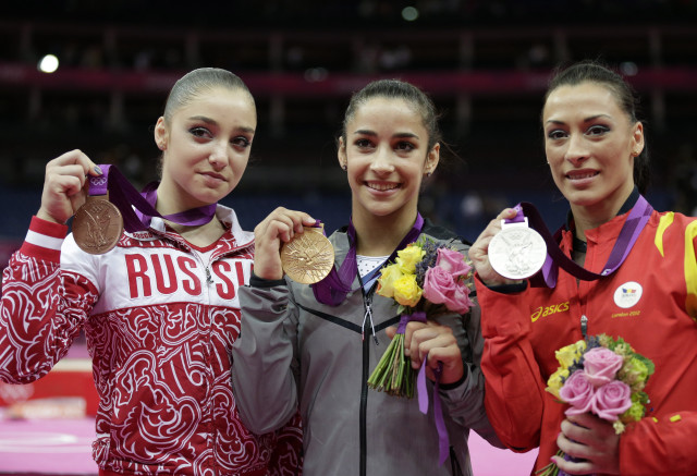 Three women holding medals crowd free wallpaper for desktop - medium preview image