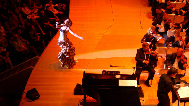 Woman dress performing stage orchestra free wallpaper for desktop - medium preview image