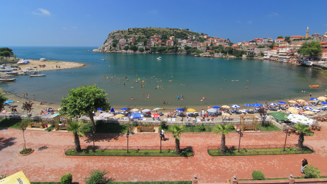 Beach crowded umbrellas hill town free wallpaper for desktop - medium preview image