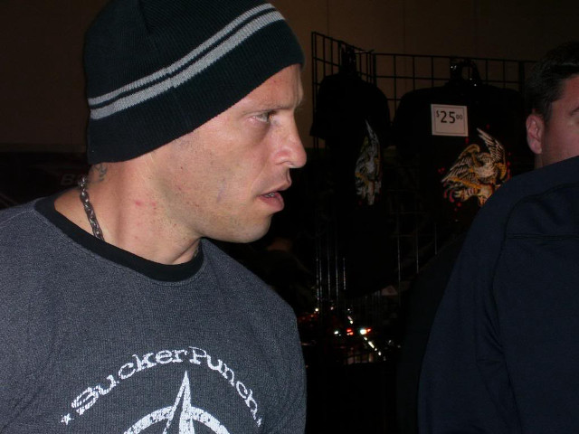 Black hat star stripe beanie free wallpaper for desktop - medium preview image