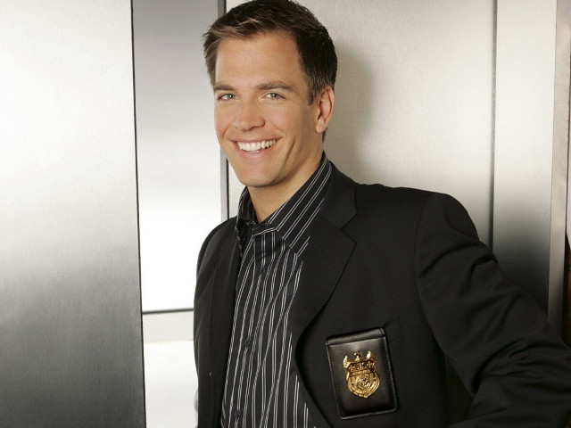 Man suit tie wall badge free wallpaper for desktop - medium preview image