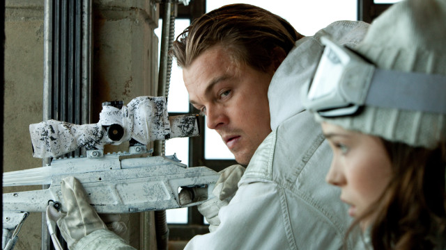 Man woman looking machine gun free wallpaper for desktop - medium preview image