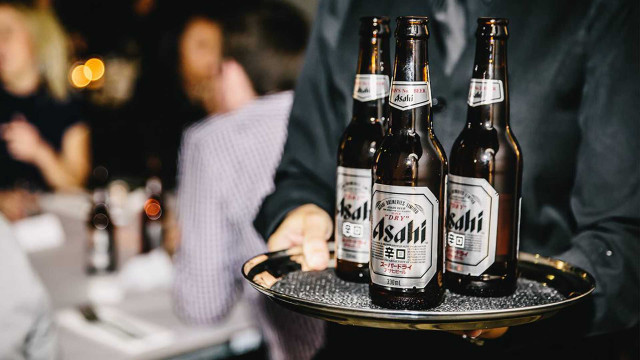 Man tray beer woman tilt free wallpaper for desktop - medium preview image