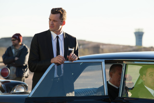 Man suit tie car people free wallpaper for desktop - medium preview image