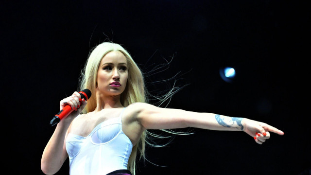 Woman microphone stage performance dual #2 free wallpaper for desktop - medium preview image