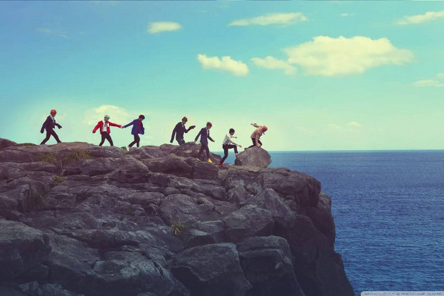 Cliff walking group ocean sunny free wallpaper for desktop - medium preview image