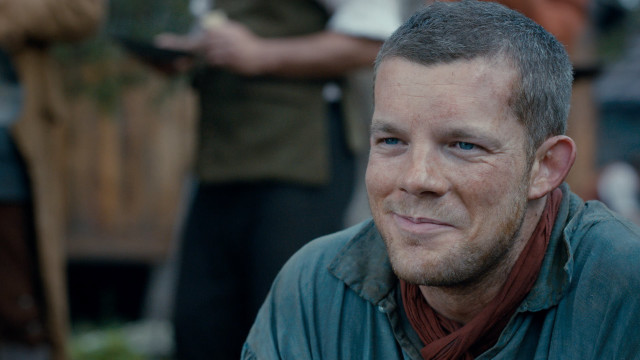 Bearded man smiling scarf knife free wallpaper for desktop - medium preview image