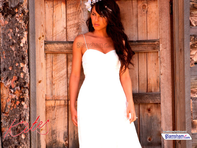 Woman white dress wooden door free wallpaper for desktop - medium preview image