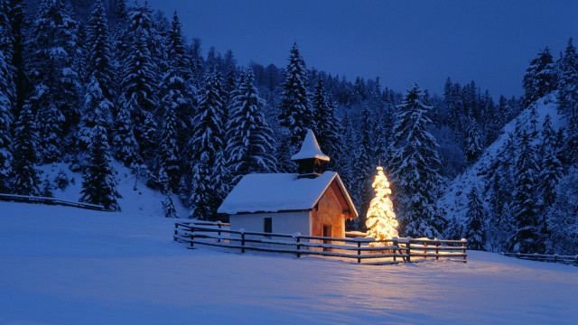 Snowy barn christmas tree night free wallpaper for desktop - medium preview image