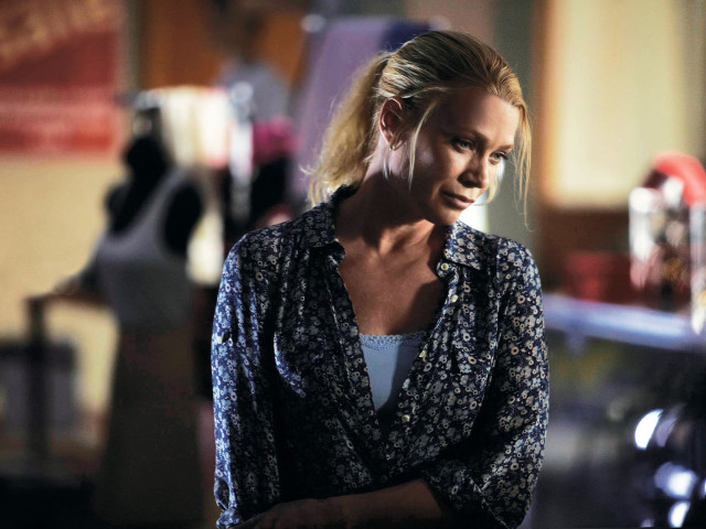 Woman cellphone manikin neoplasticism screenshot free wallpaper for desktop - medium preview image