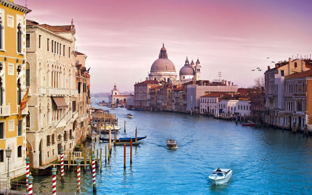 Boat traveling canal Venice waterway free wallpaper for desktop - medium preview image