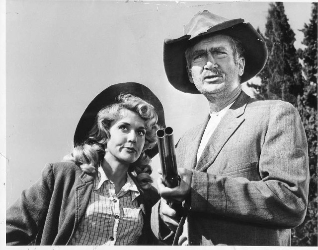 Man woman hats gun black free wallpaper for desktop - medium preview image