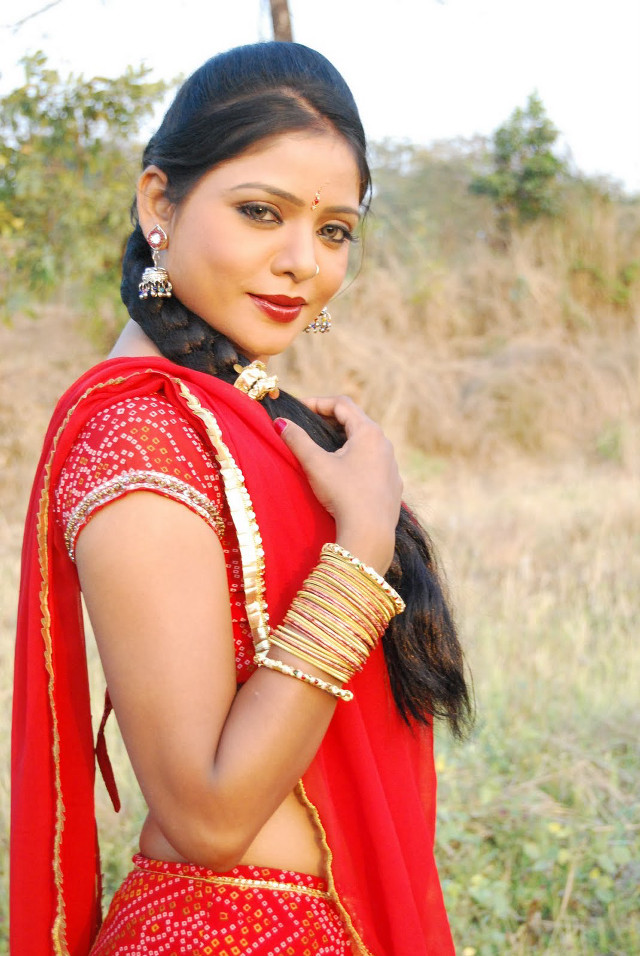 Woman red sari gold jewelry free wallpaper for mobile - medium preview image