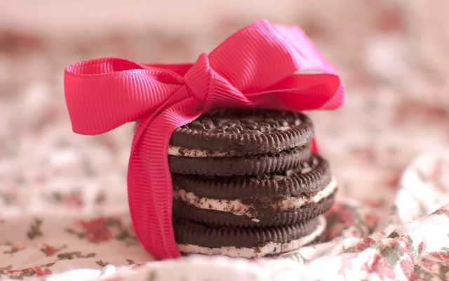 Stack of cookies pink bow free wallpaper for desktop - medium preview image