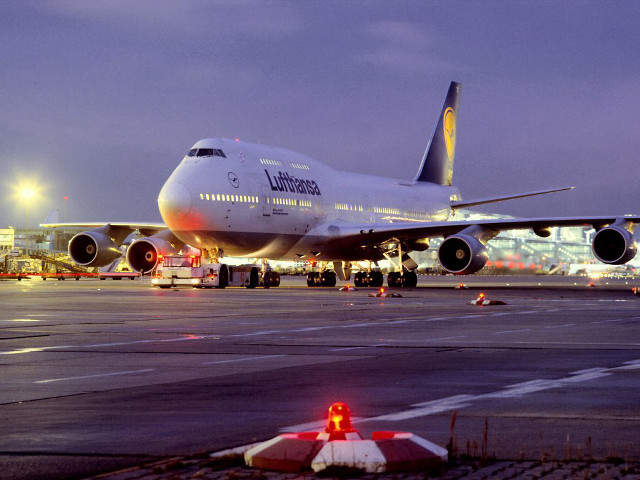 Jetliner airport tarmac night lights free wallpaper for desktop - medium preview image