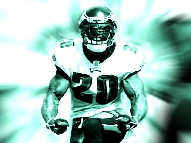 Football player running ball blurry free wallpaper for desktop - medium preview image