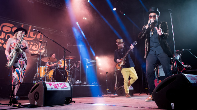 Stage performance band microphone guitar free wallpaper for desktop - medium preview image