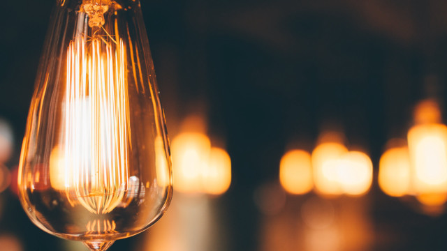 Light bulb hanging ceiling room free wallpaper for desktop - medium preview image