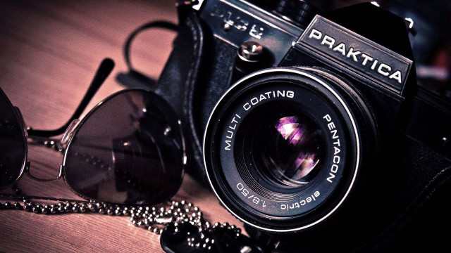 Camera sunglasses table chain pair free wallpaper for desktop - medium preview image