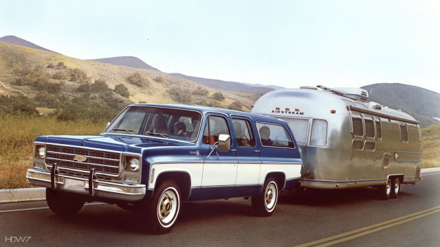 Truck towing trailer on road free wallpaper for desktop - medium preview image