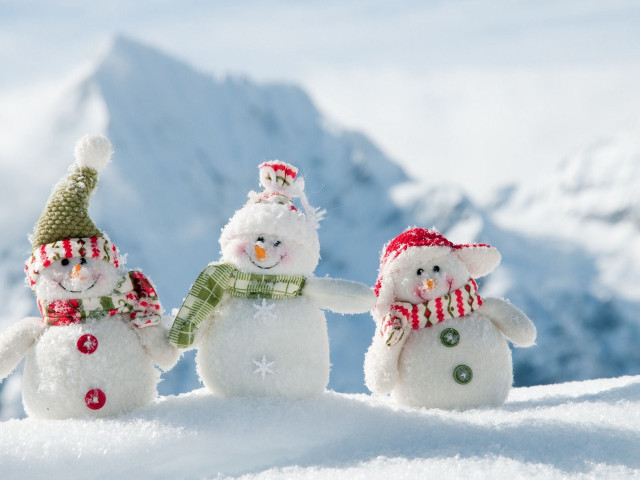 Three snowmen scarf hat mountain free wallpaper for desktop - medium preview image
