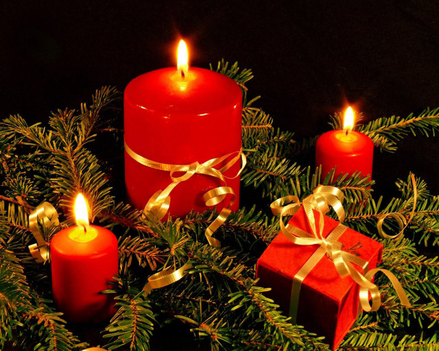 Candles presents table christmas tree free wallpaper for desktop - medium preview image