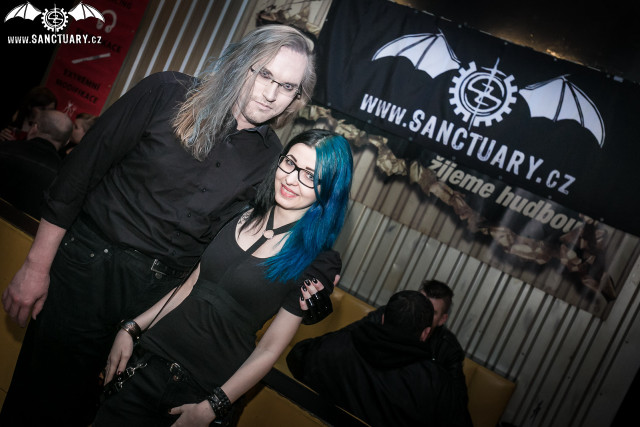 Man woman bar photo bat free wallpaper for desktop - medium preview image