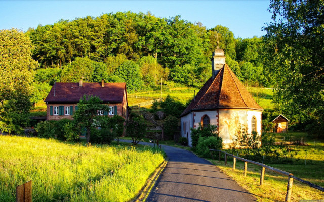 Road house fence grassy field free wallpaper for desktop - medium preview image
