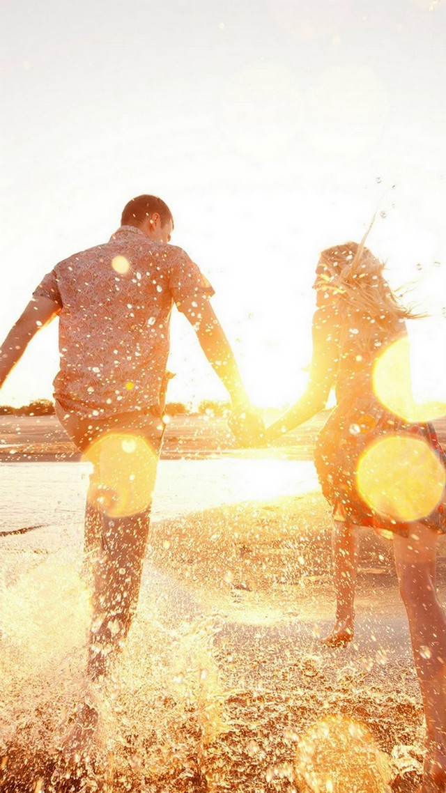 Couple people standing water frisbee free wallpaper for mobile - medium preview image