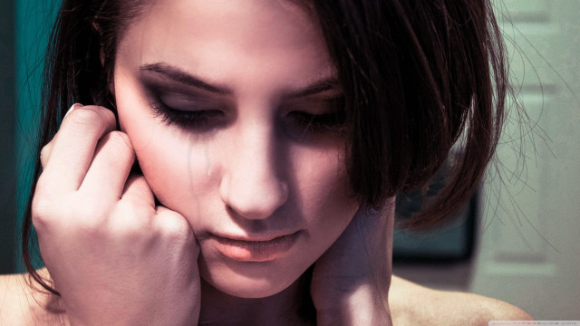 Woman hand head looking down free wallpaper for desktop - medium preview image