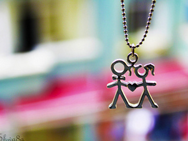 Couple holding hands chain necklace free wallpaper for desktop - medium preview image