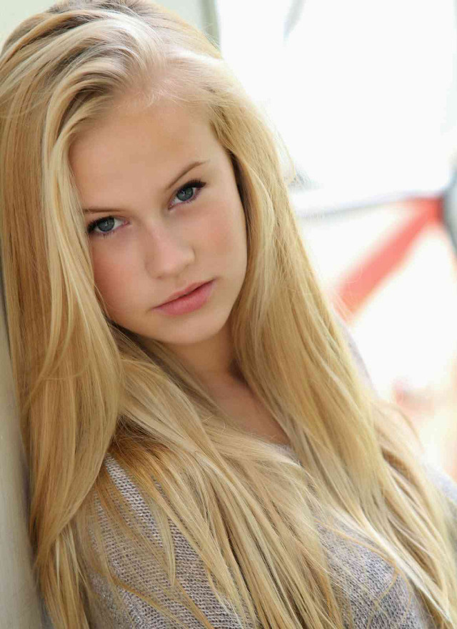 Emma geary blonde hair headshot free wallpaper for mobile - medium preview image