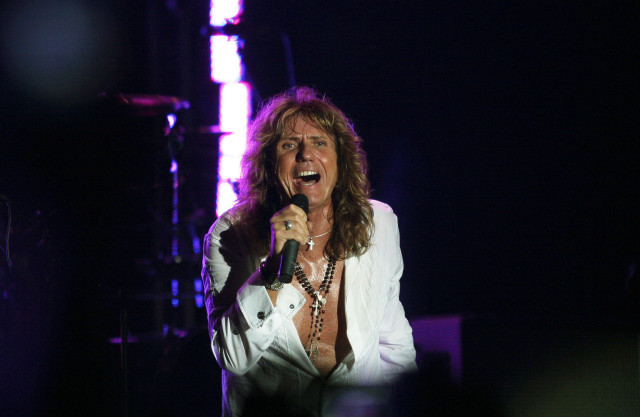 Woman singing microphone dark room free wallpaper for desktop - medium preview image